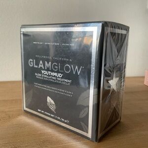 GLAMGLOW Youthmud Treatment with Black and Silver Packaging